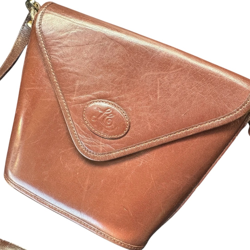 A genuine leather handbag in the colour brown.